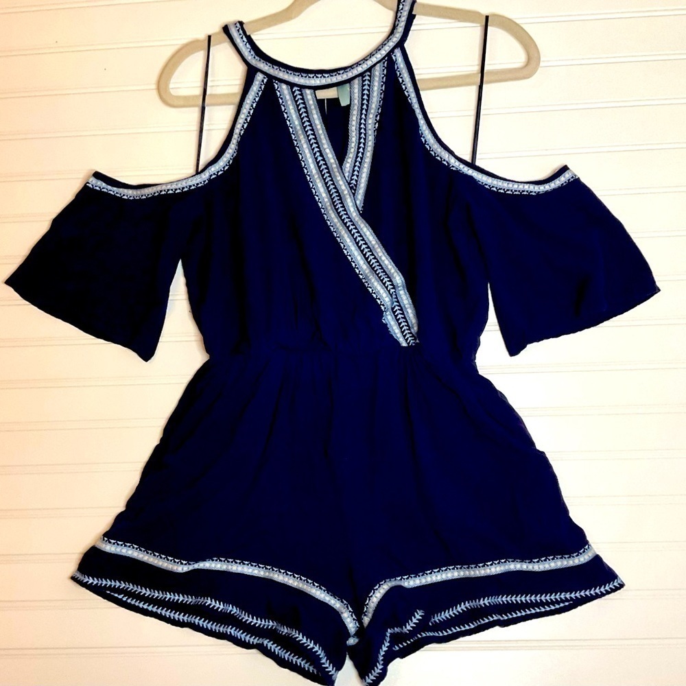 Skies are blue size small woman’s cold shoulder shorts romper